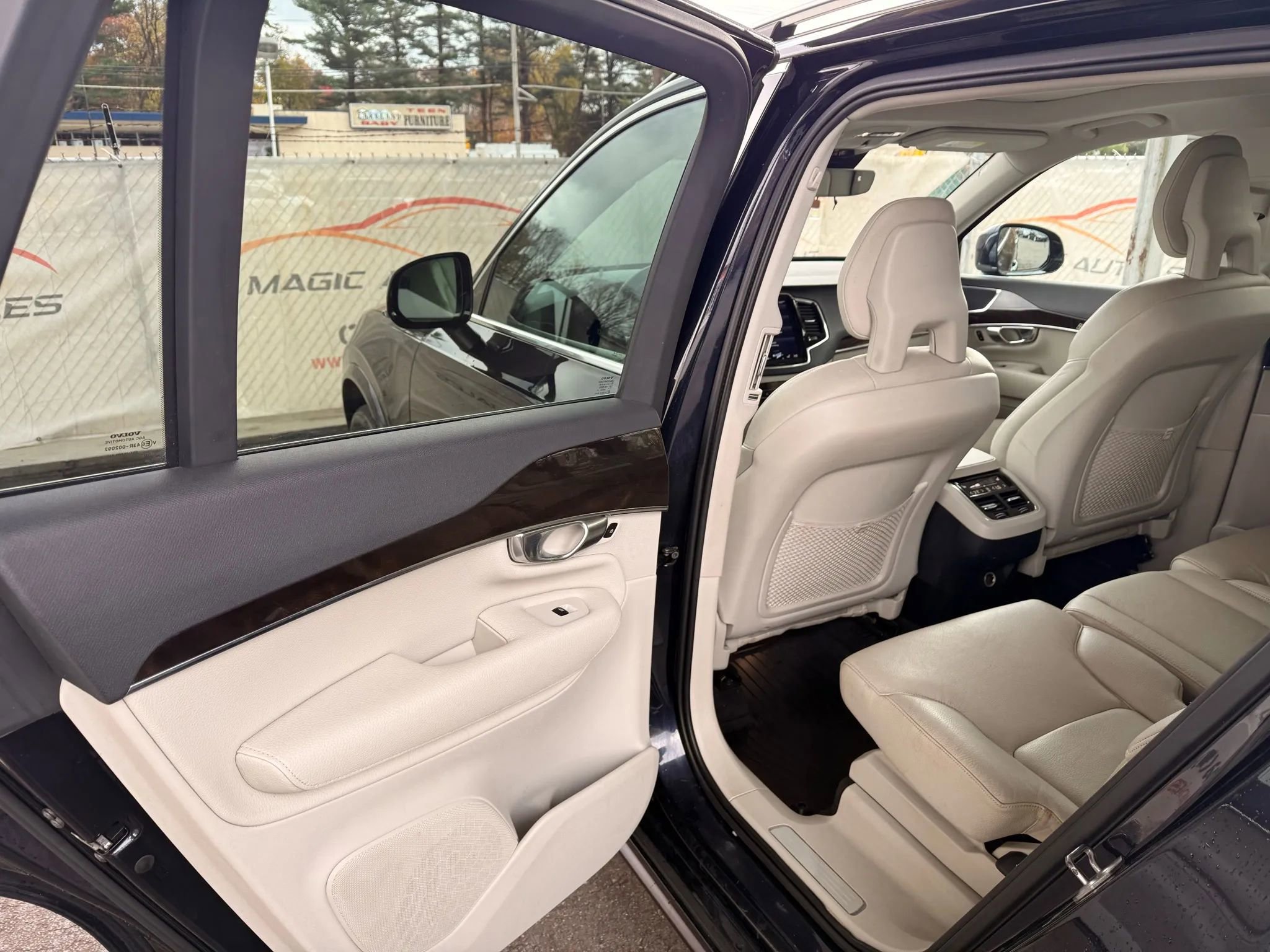 Used 2017 Volvo XC90 T6 Momentum w/ Vision Package image 16