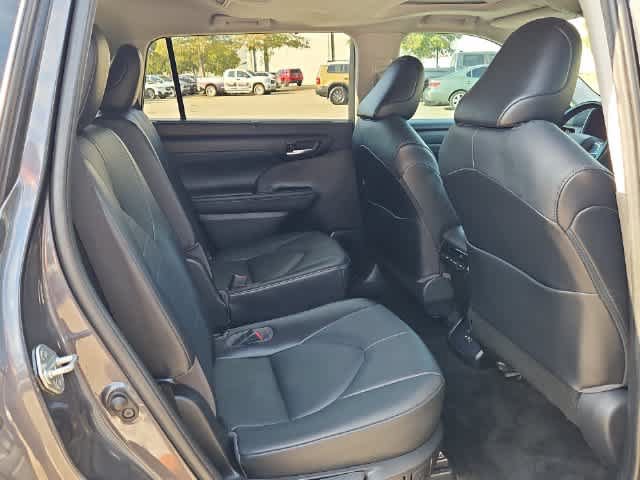 Used 2021 Toyota Highlander XLE FWD image 19