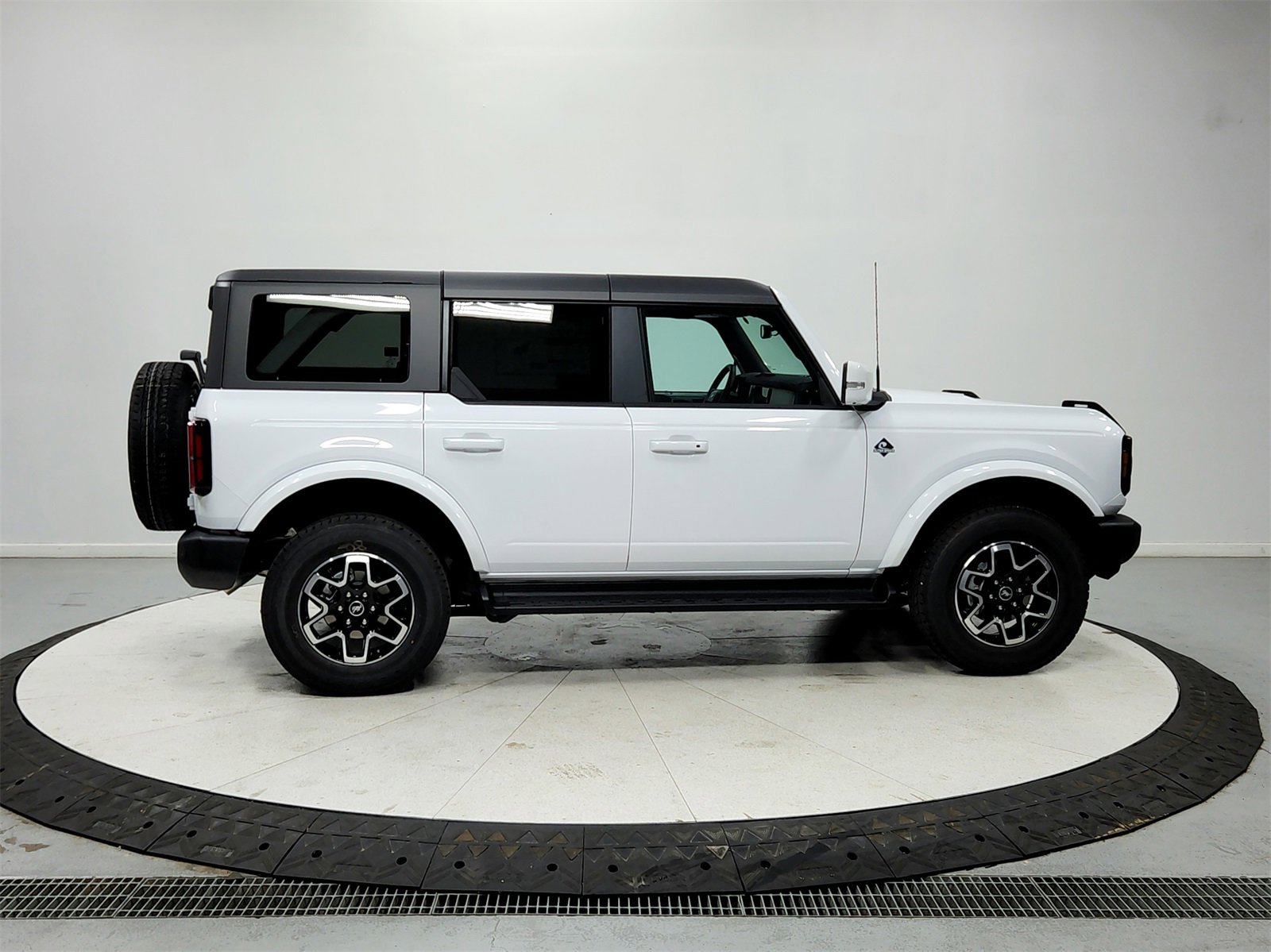 New 2025 Ford Bronco Outer Banks image 8