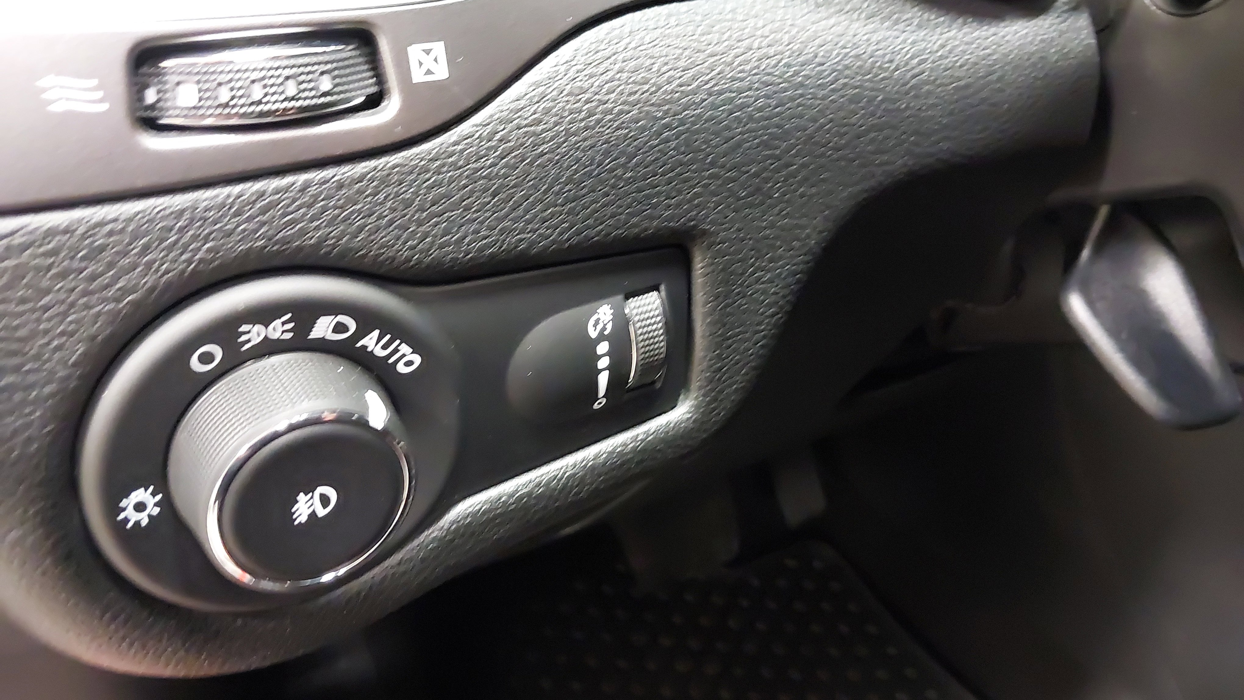 Used 2019 Jeep Cherokee Latitude w/ Cold Weather Group image 23