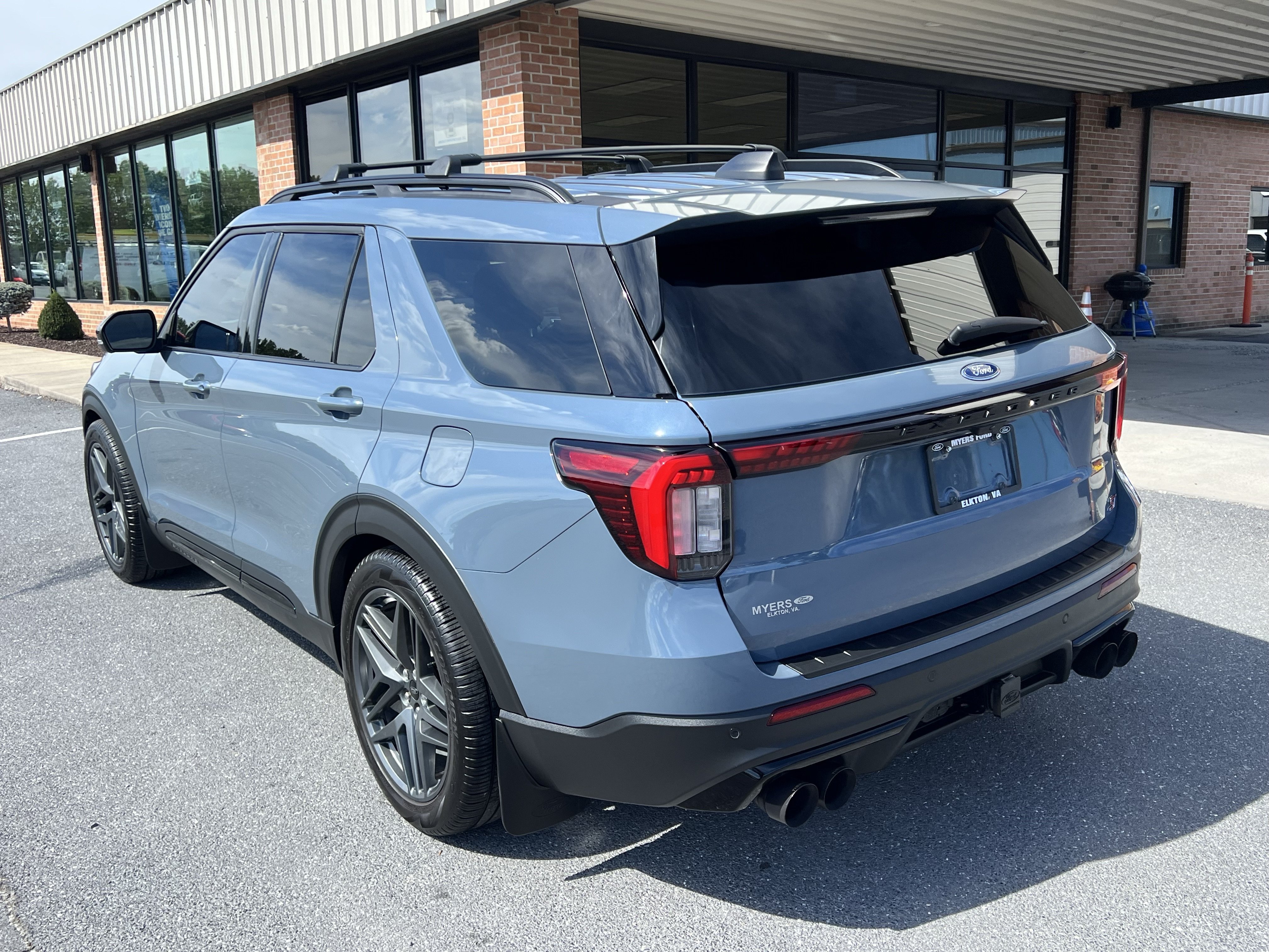 Used 2025 Ford Explorer ST AWD/4WD image 9