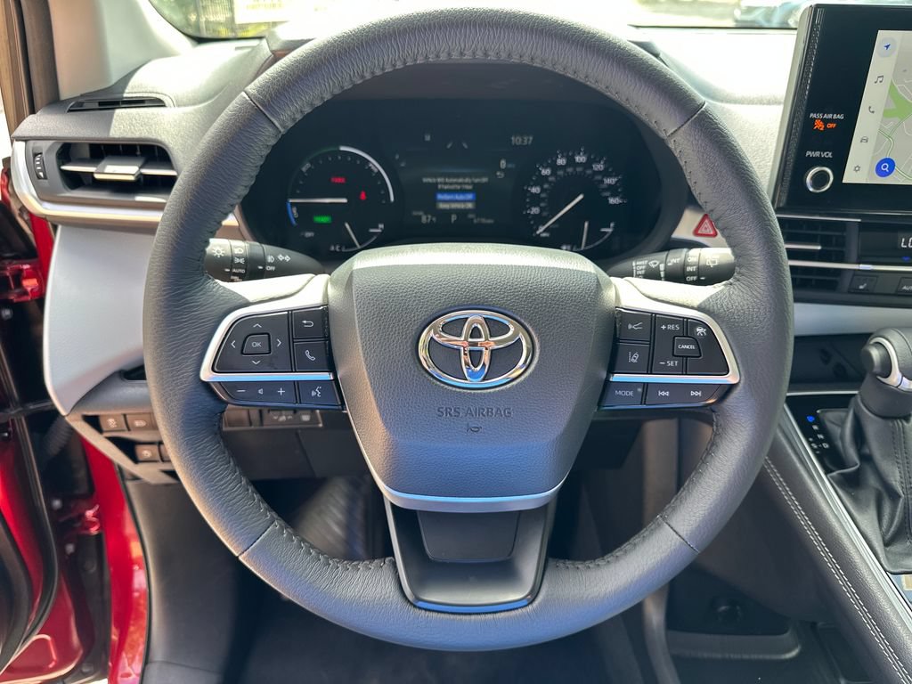 Used 2025 Toyota Sienna XLE FWD image 25