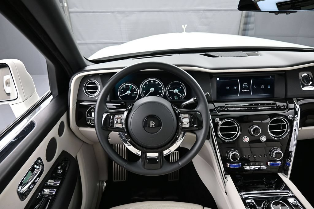 Certified 2022 Rolls-Royce Cullinan w/ Dark Exterior Package AWD/4WD image 18