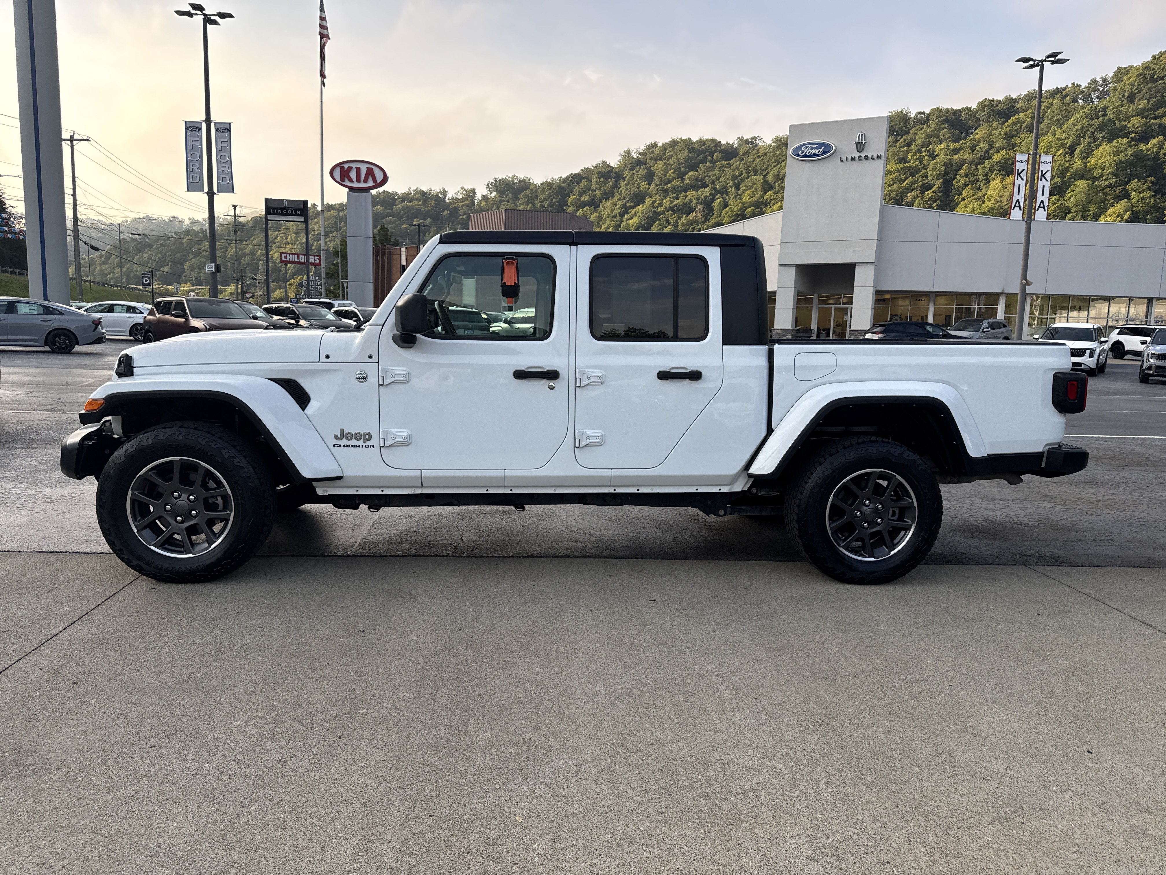 Used 2022 Jeep Gladiator Overland w/ Popular Equipment Package AWD/4WD image 4
