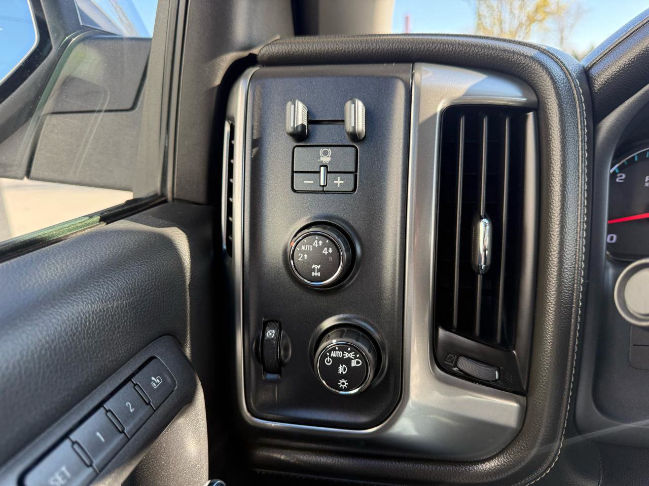 Used 2016 Chevrolet Silverado 1500 LTZ w/ LTZ Plus Package AWD/4WD image 27