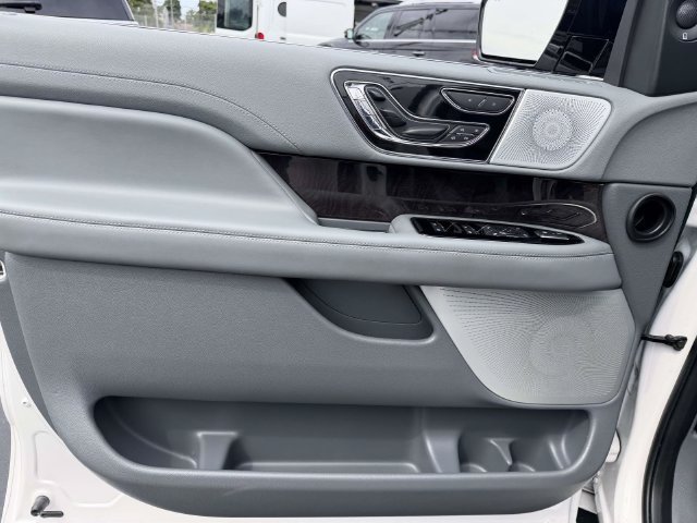 Used 2018 Lincoln Navigator Reserve w/ Technology Package AWD/4WD image 18