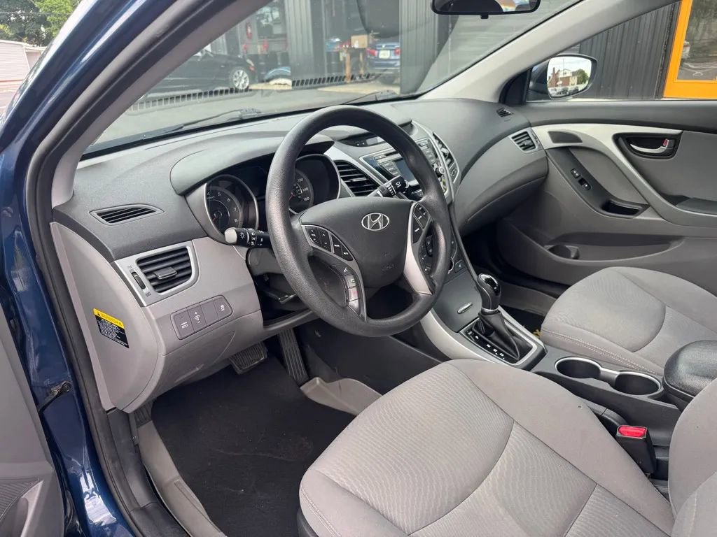Used 2014 Hyundai Elantra SE w/ Option Group 02 FWD image 5