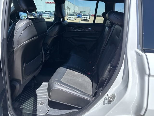 Used 2023 Jeep Grand Cherokee Altitude AWD/4WD image 9