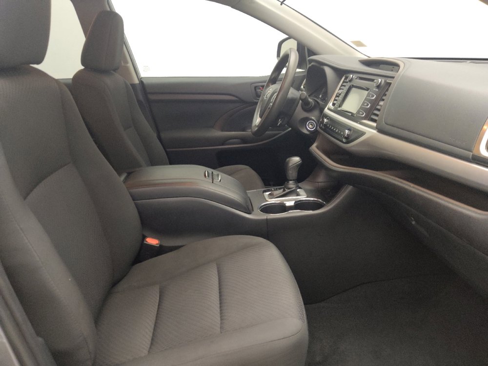 Used 2019 Toyota Highlander LE FWD image 21