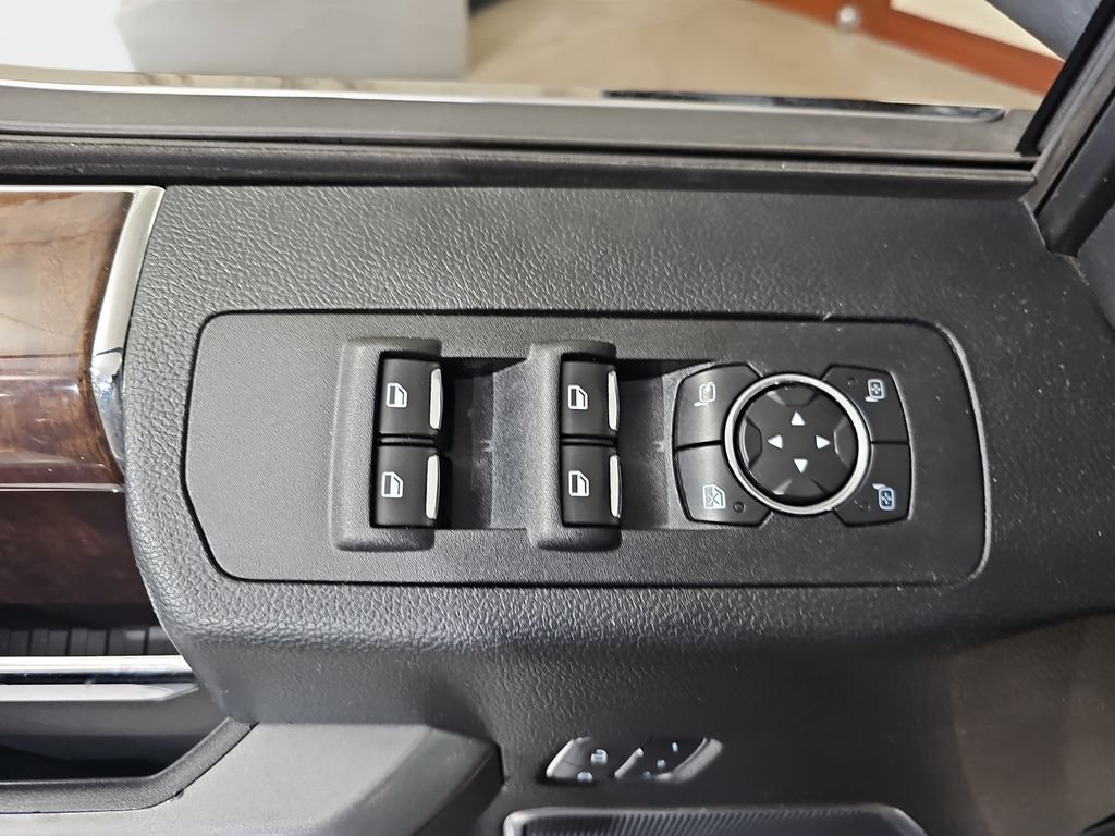 Used 2016 Ford F150 Platinum w/ Equipment Group 701A Luxury AWD/4WD image 29