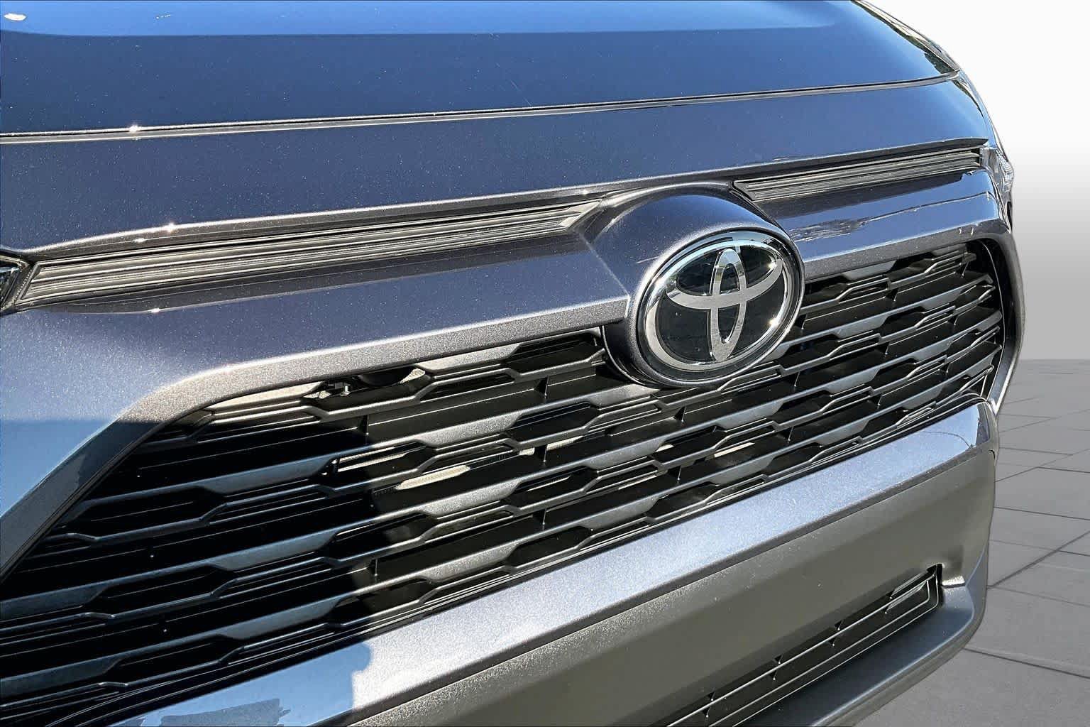 Used 2025 Toyota RAV4 LE FWD image 30