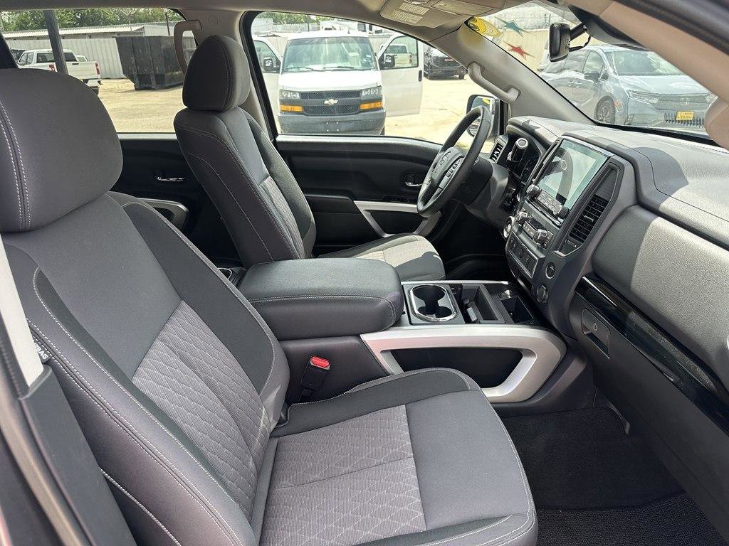 Used 2023 Nissan Titan SV w/ SV Convenience Package image 10