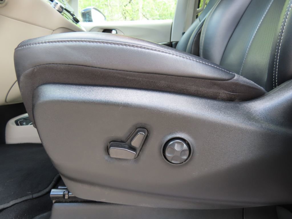 Certified 2024 Chrysler Pacifica Touring-L FWD image 6