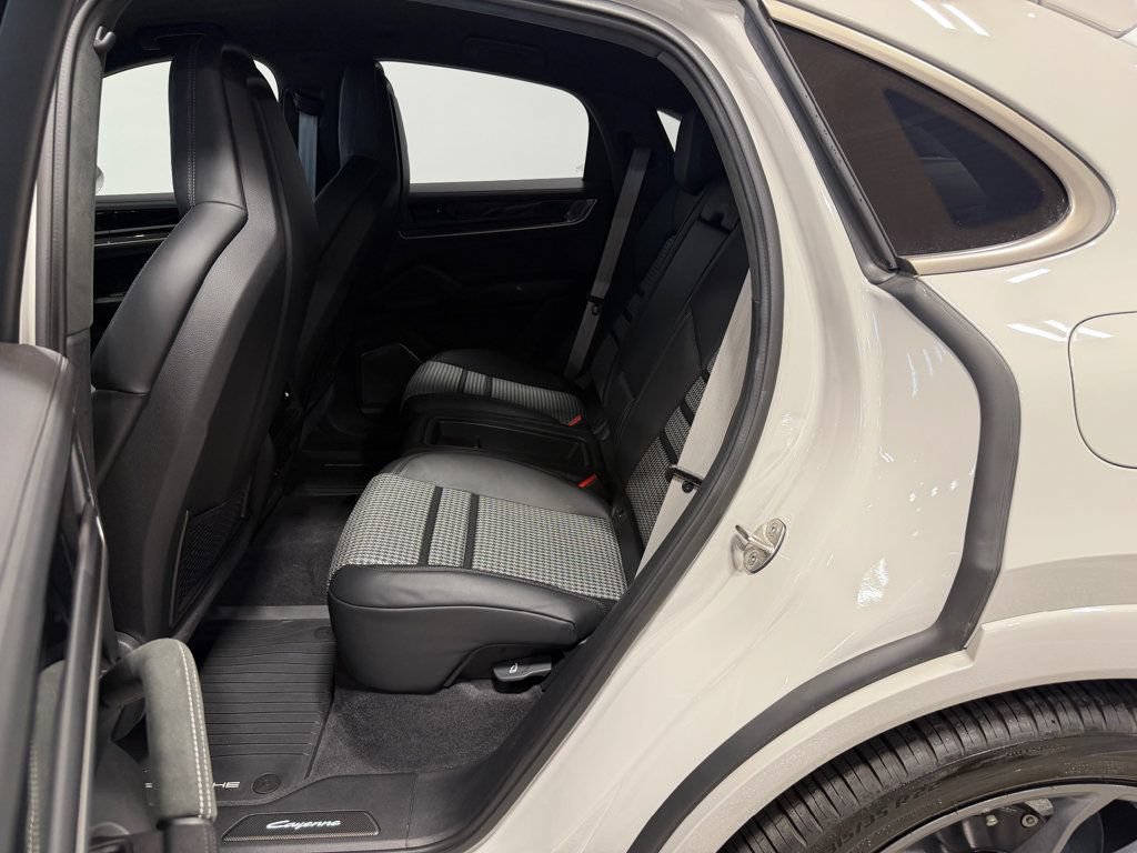 Used 2025 Porsche Cayenne Turbo AWD/4WD image 28