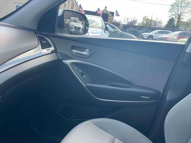 Used 2017 Hyundai Santa Fe SE image 33