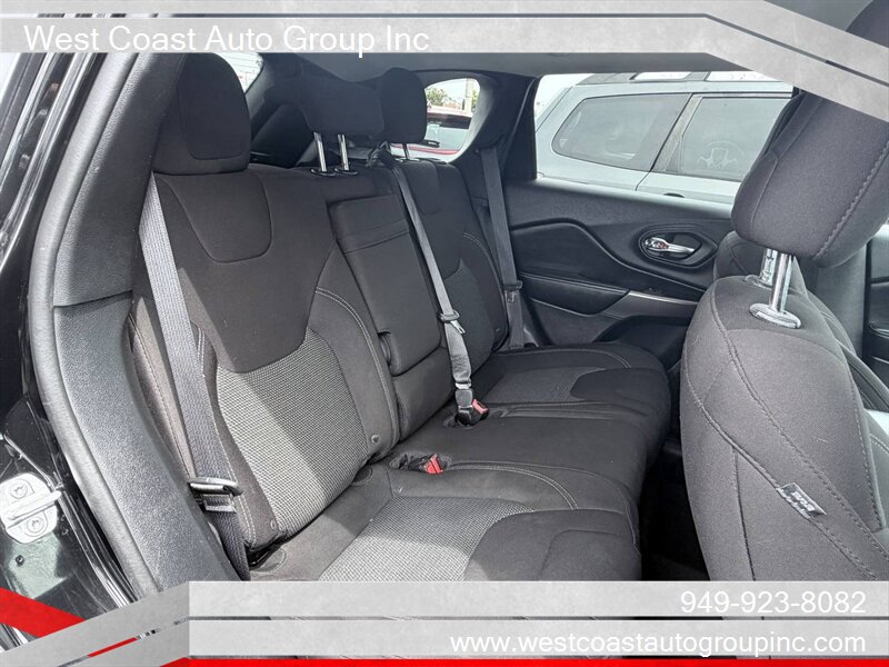 Used 2019 Jeep Cherokee Latitude w/ Popular Appearance Group FWD image 9