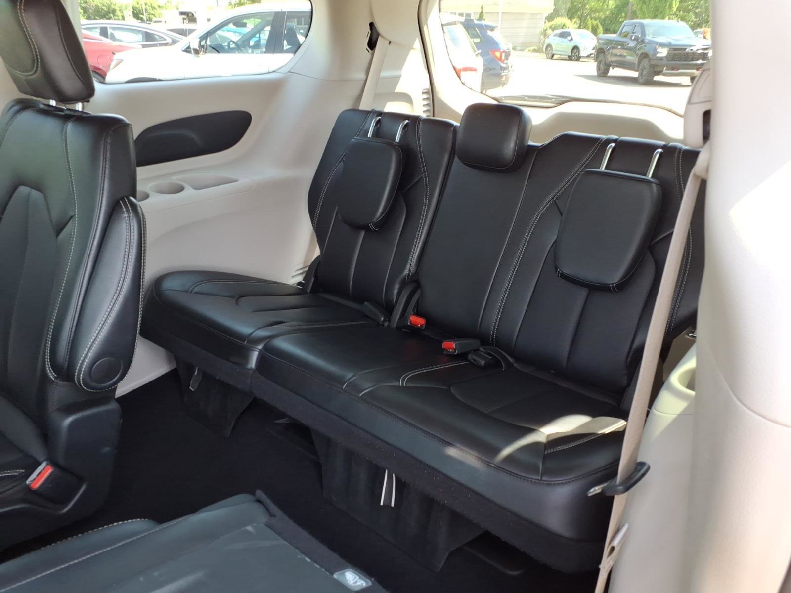 Used 2024 Chrysler Pacifica Touring-L FWD image 6