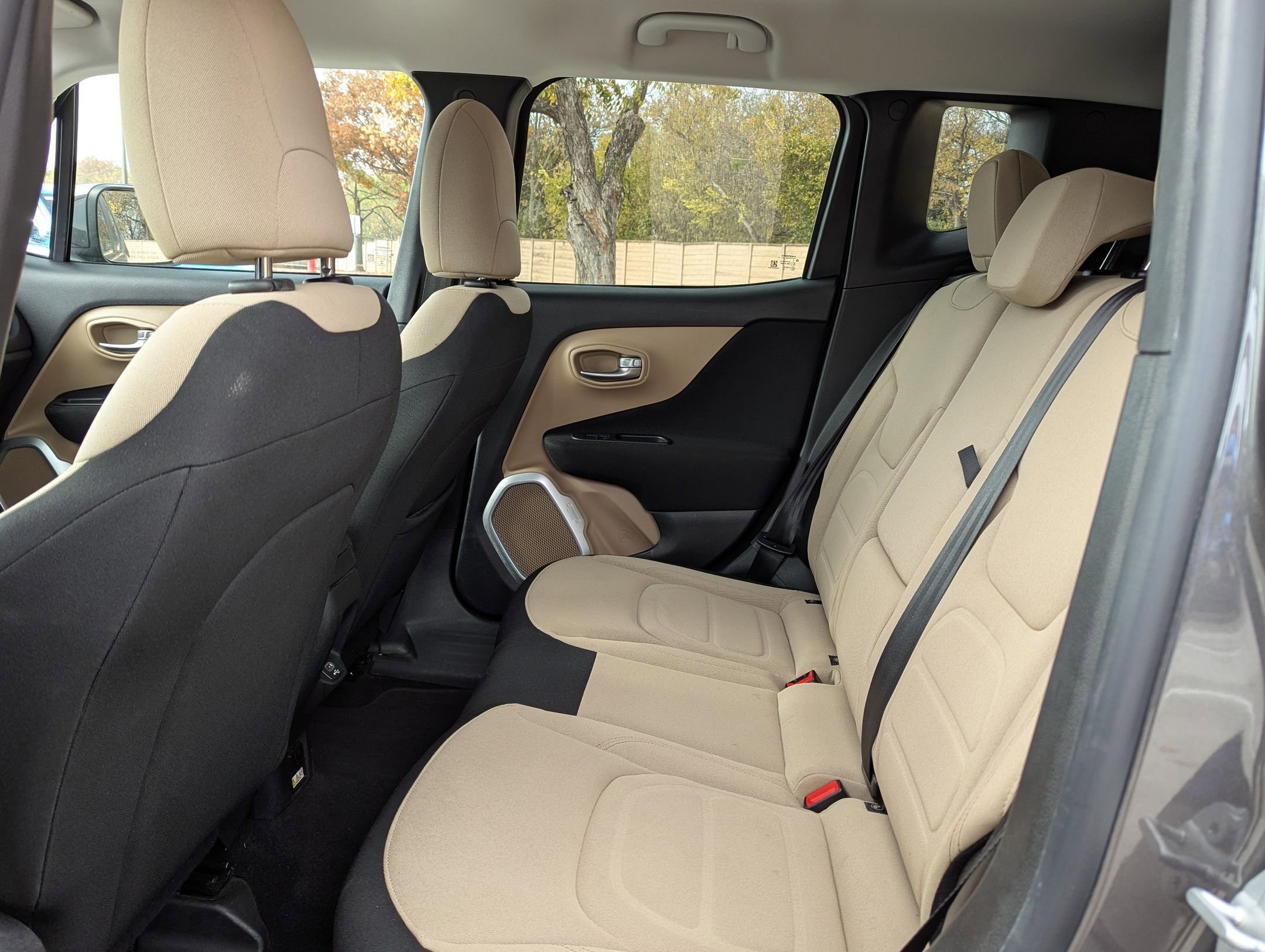 Used 2018 Jeep Renegade Latitude w/ Safety & Security Group image 10