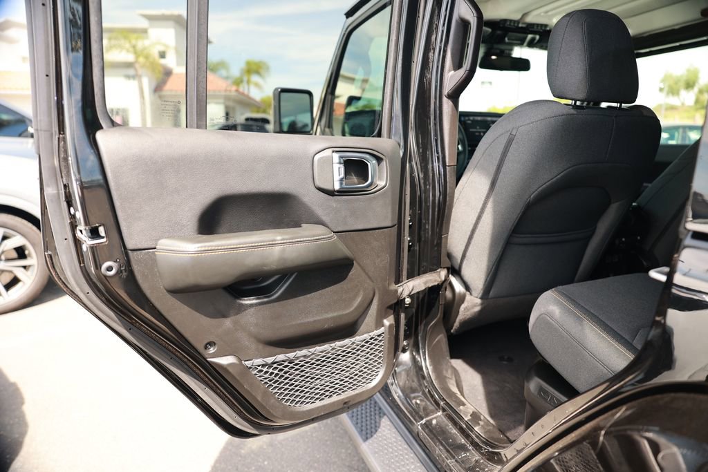 Used 2025 Jeep Wrangler Unlimited Sahara image 37