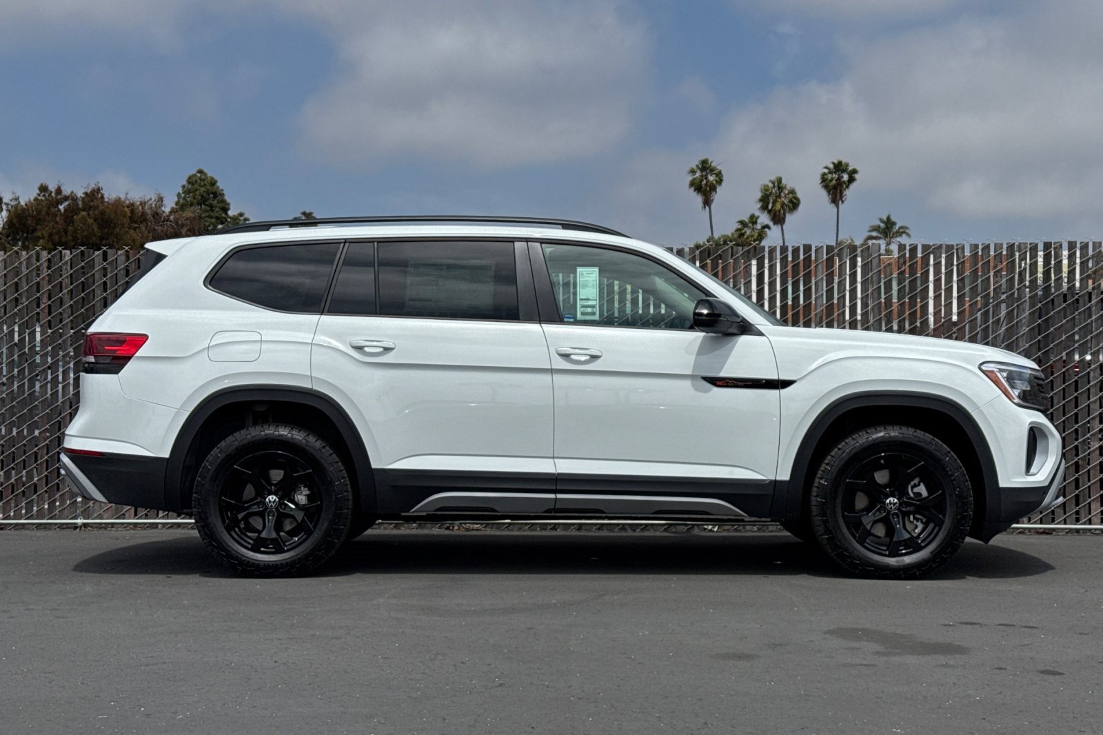 New 2025 Volkswagen Atlas Peak Edition SE image 4