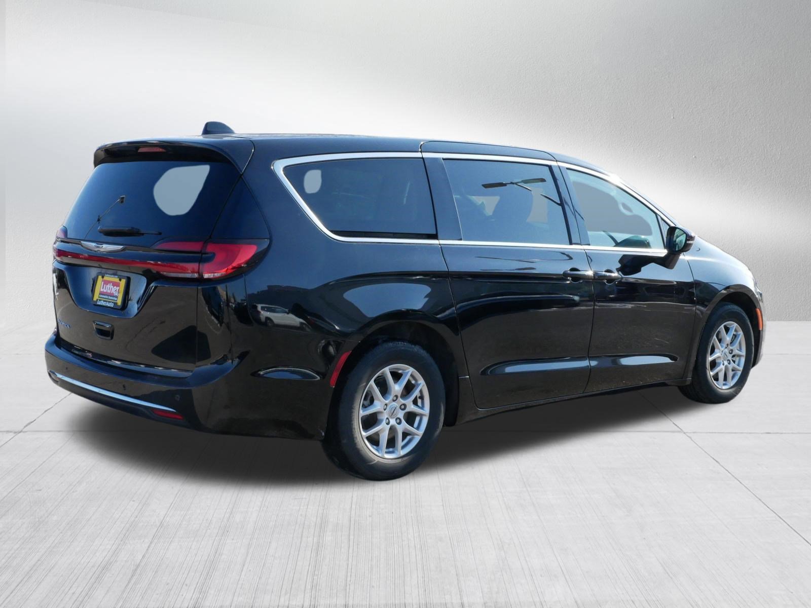 Used 2024 Chrysler Pacifica Touring-L image 7