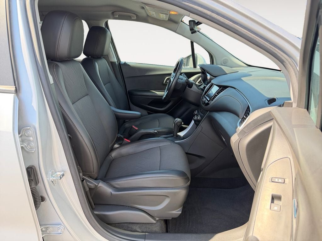 Used 2022 Chevrolet Trax LT w/ LT Convenience Package AWD/4WD image 24