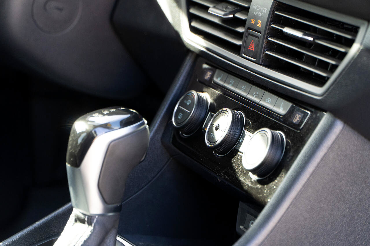 Used 2024 Volkswagen Jetta SE w/ Panoramic Sunroof Package FWD image 36