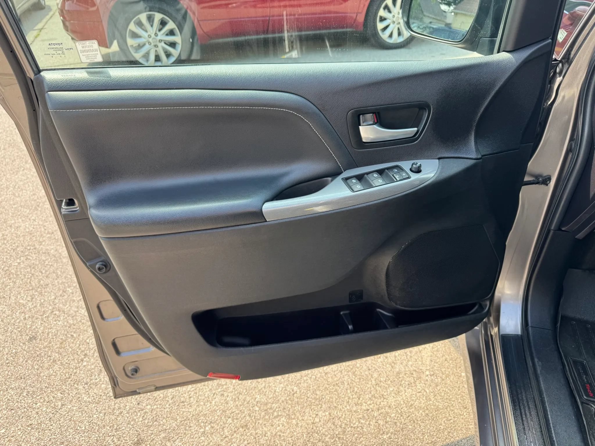 Used 2015 Toyota Sienna SE w/ SE Preferred Package FWD image 14