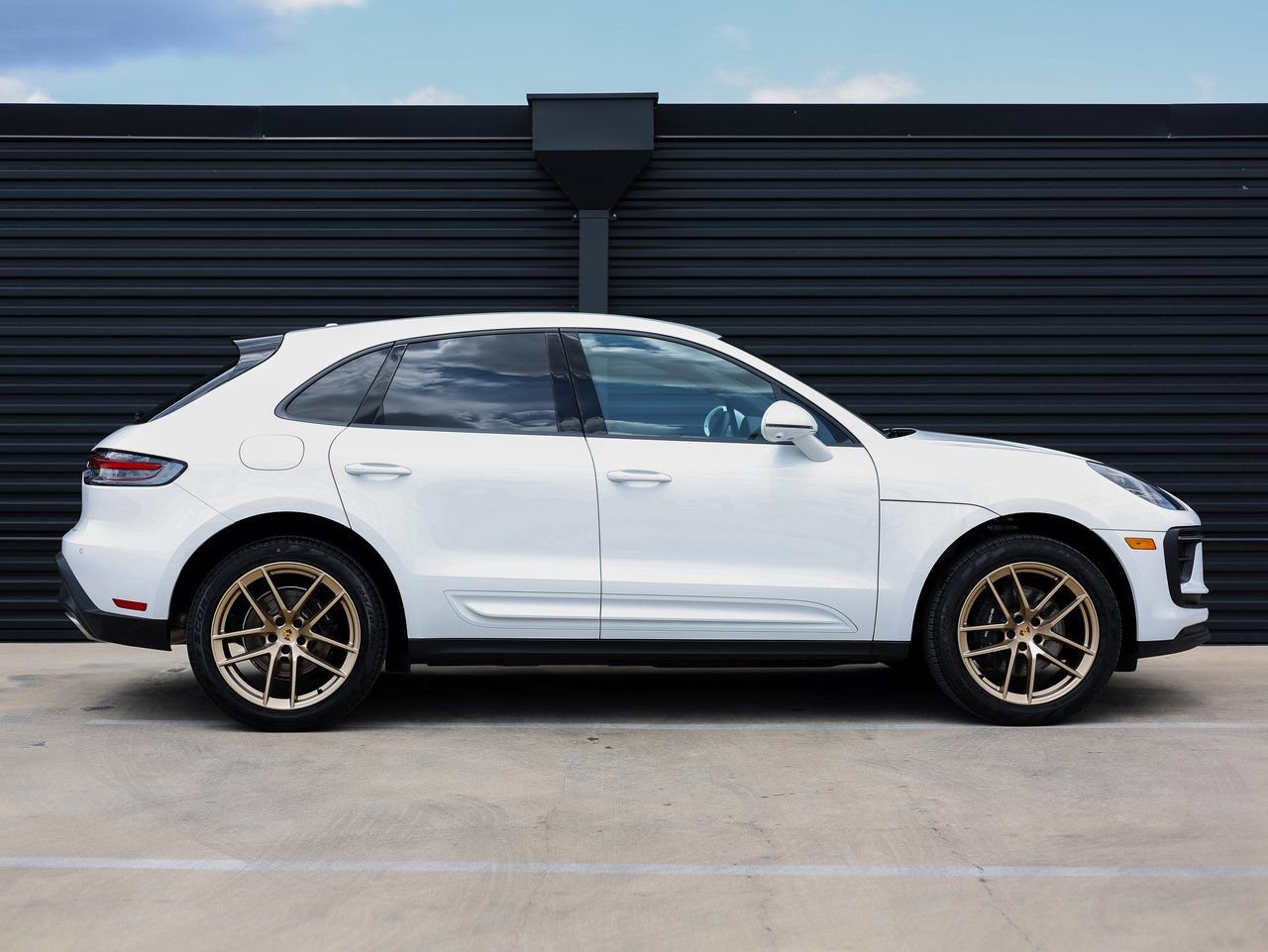 Certified 2025 Porsche Macan image 8