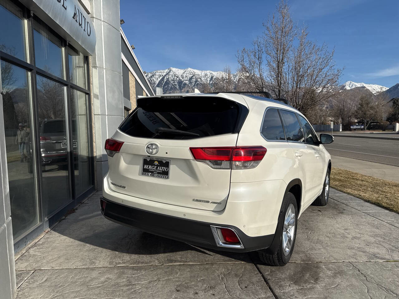 Used 2019 Toyota Highlander Limited AWD 4dr SUV image 17