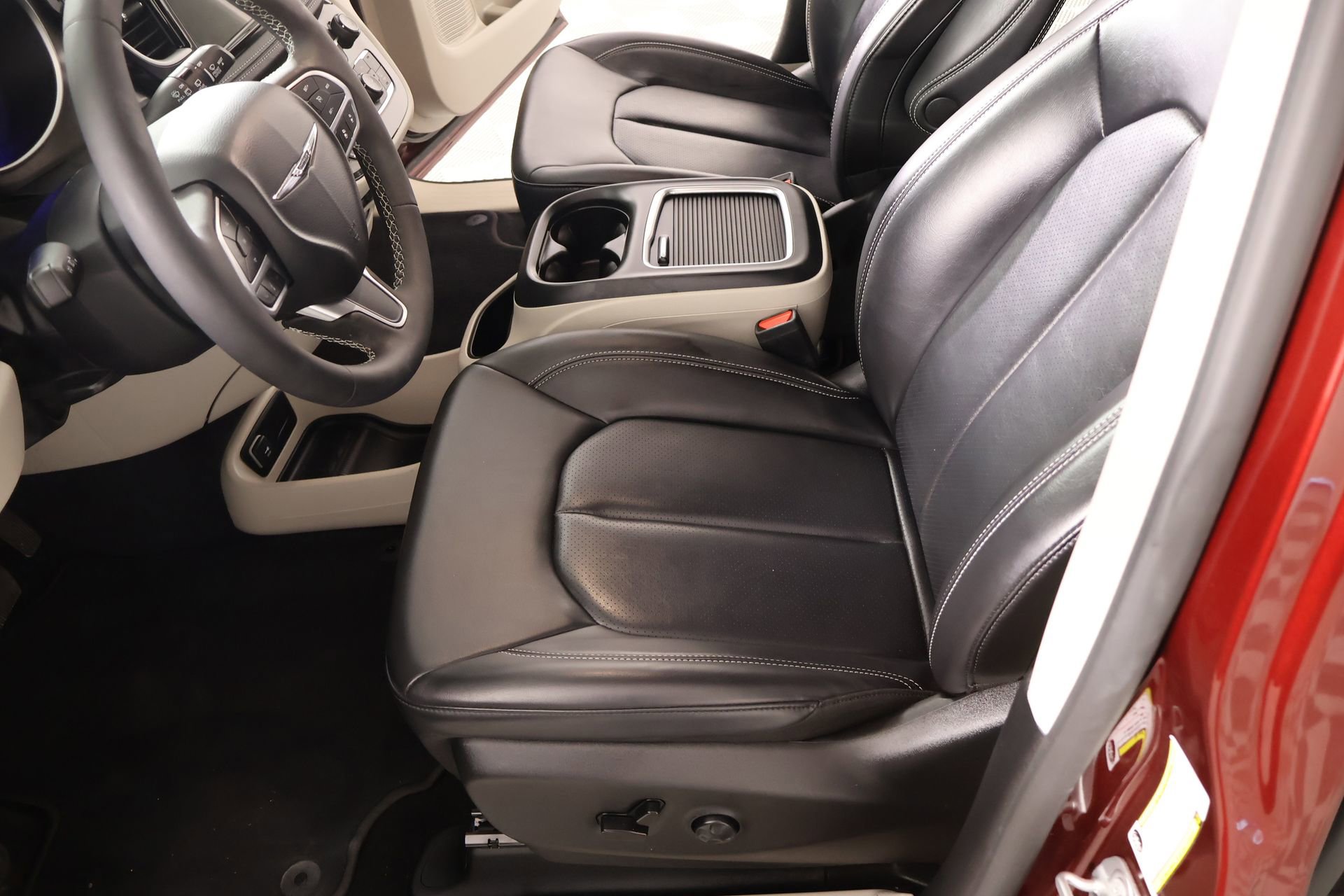 Used 2023 Chrysler Pacifica Touring-L image 10