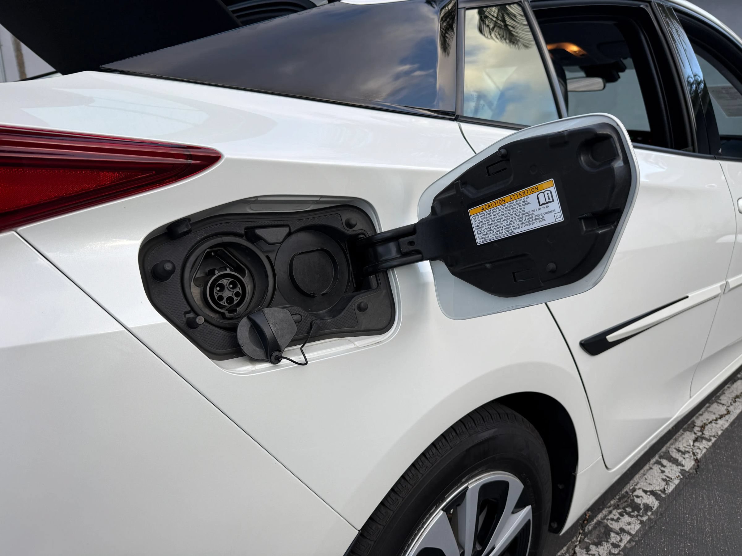 Used 2018 Toyota Prius Prime Premium w/ Carpet Mat Package FWD image 38