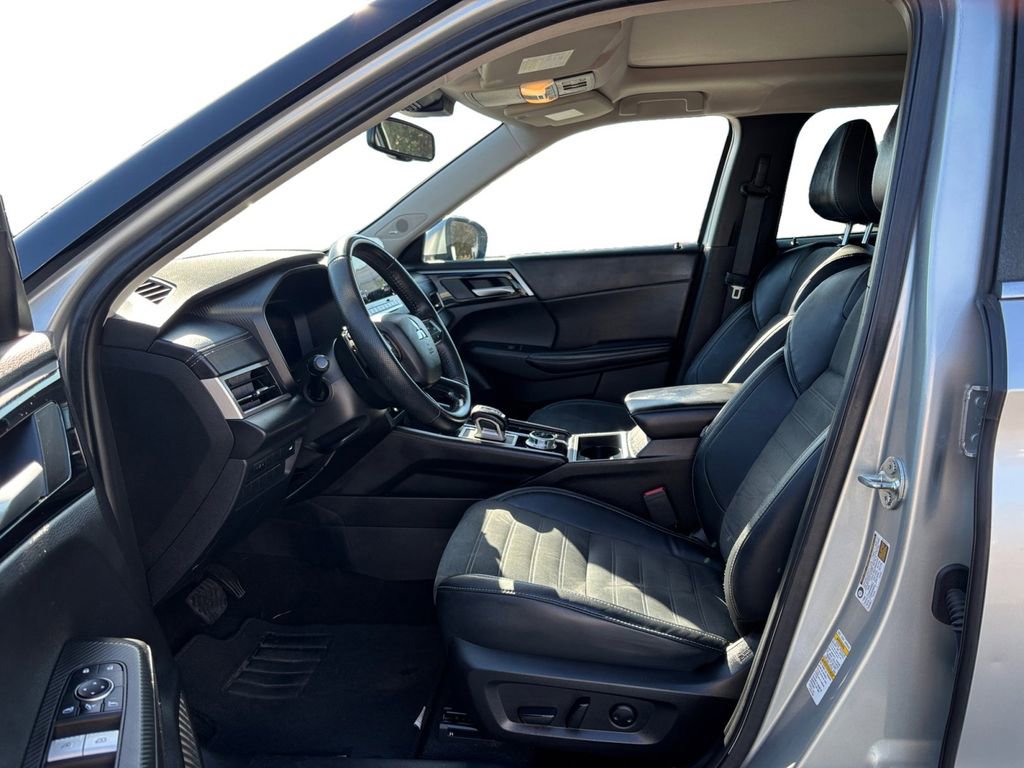 Used 2023 Mitsubishi Outlander SE Black Edition image 10