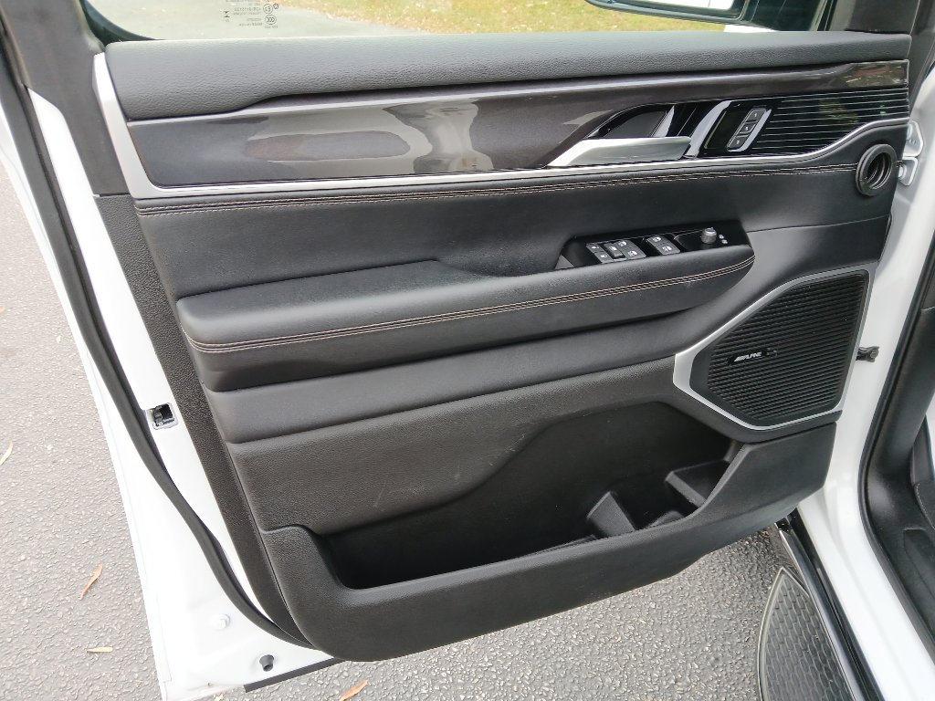 Used 2024 Jeep Wagoneer L Base image 23