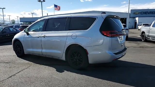 Used 2024 Chrysler Pacifica Touring-L FWD image 4