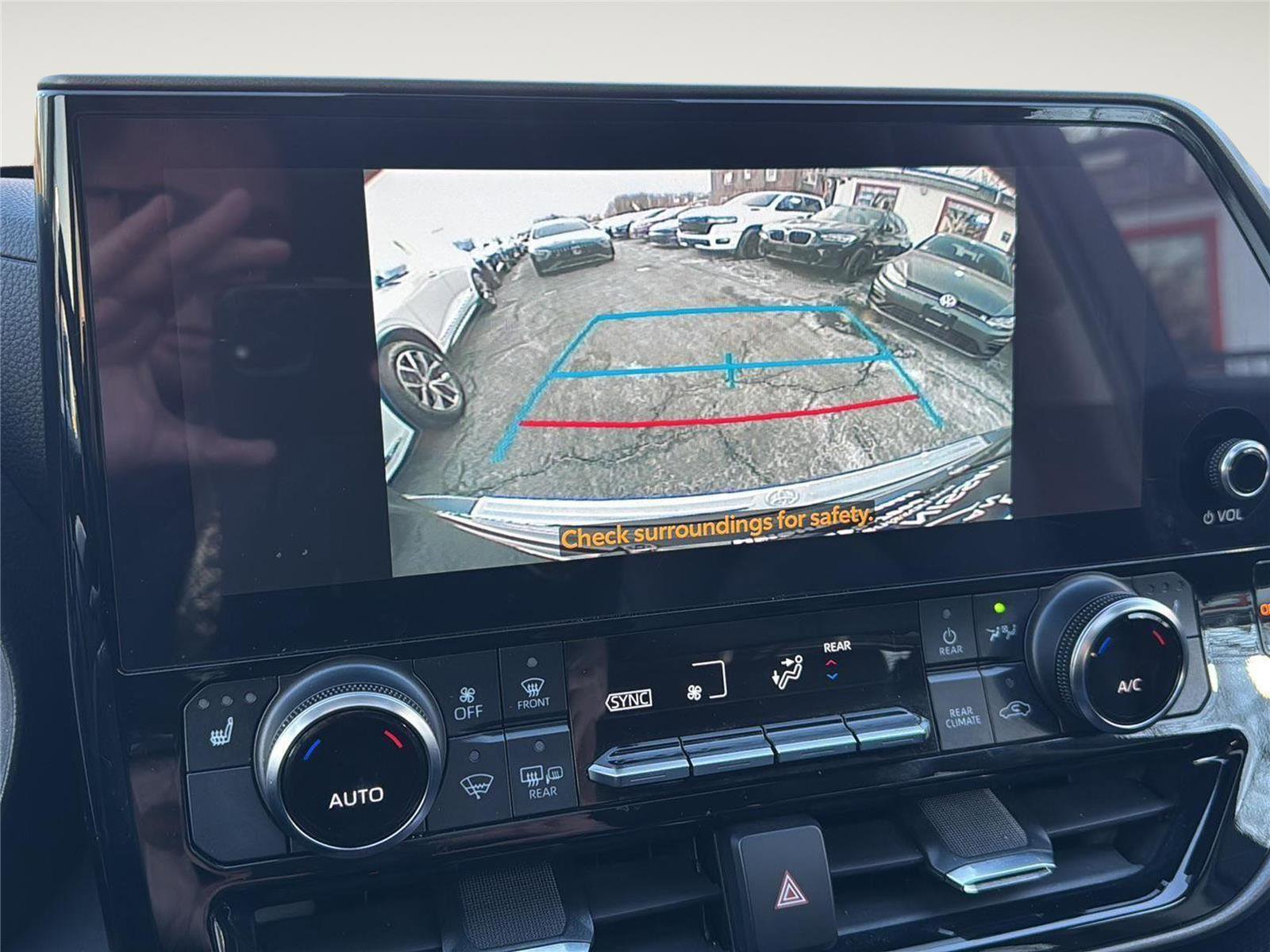 Used 2023 Toyota Highlander XLE image 16