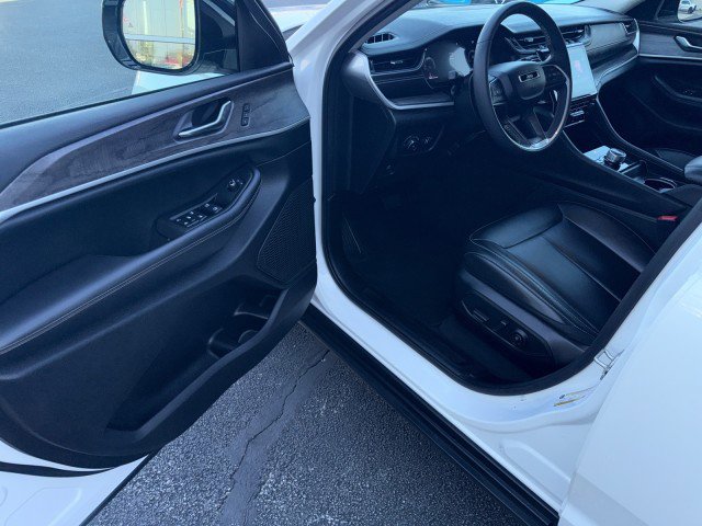 Used 2024 Jeep Grand Cherokee Limited image 14