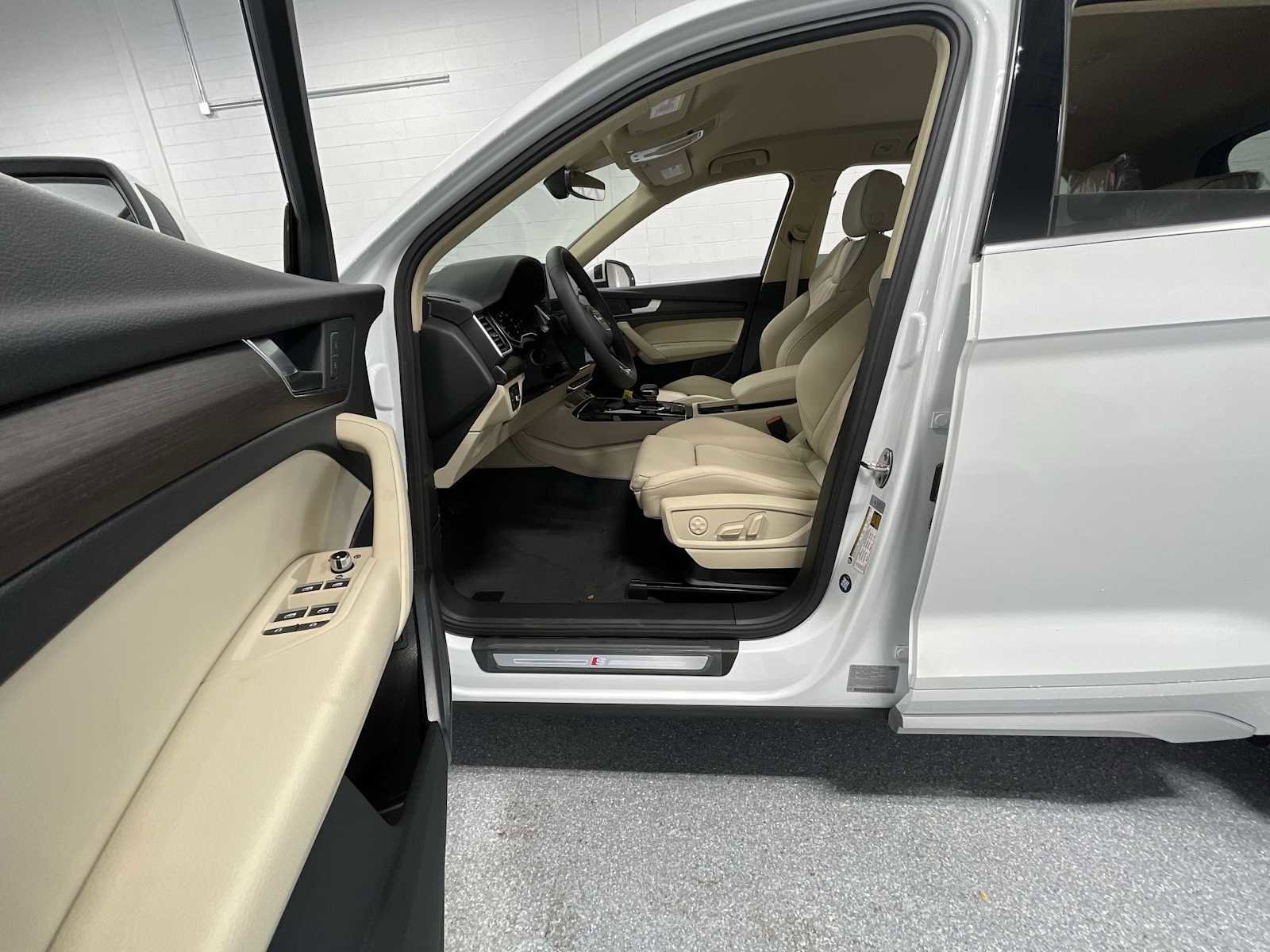 Used 2024 Audi Q5 2.0T Premium image 2