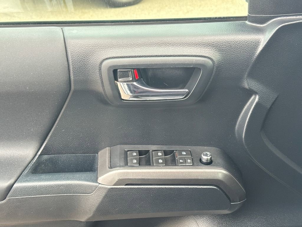 Used 2018 Toyota Tacoma TRD Sport w/ Technology Package image 32