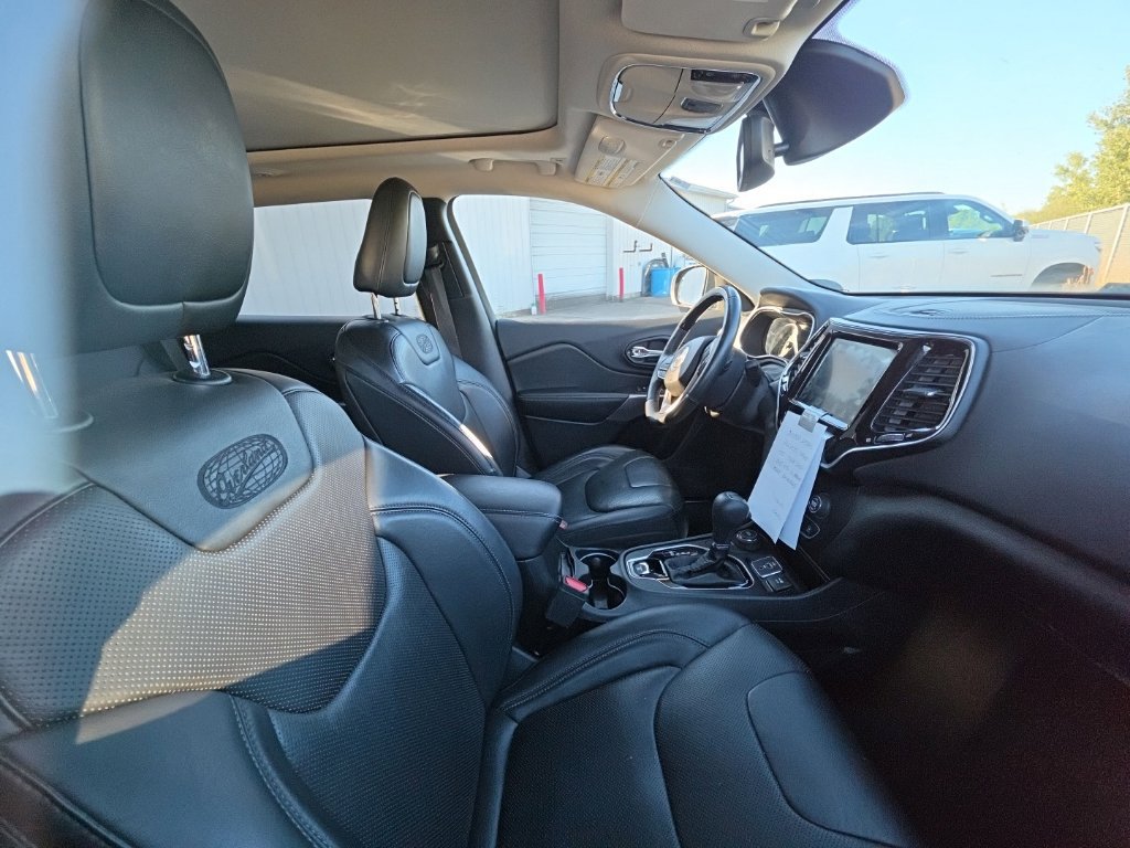 Used 2019 Jeep Cherokee Overland w/ Technology Group AWD/4WD image 4