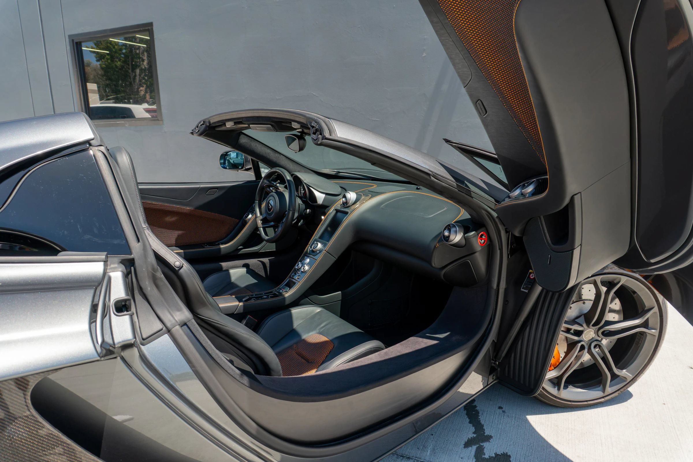 Used 2014 McLaren MP4-12C Spider RWD image 58