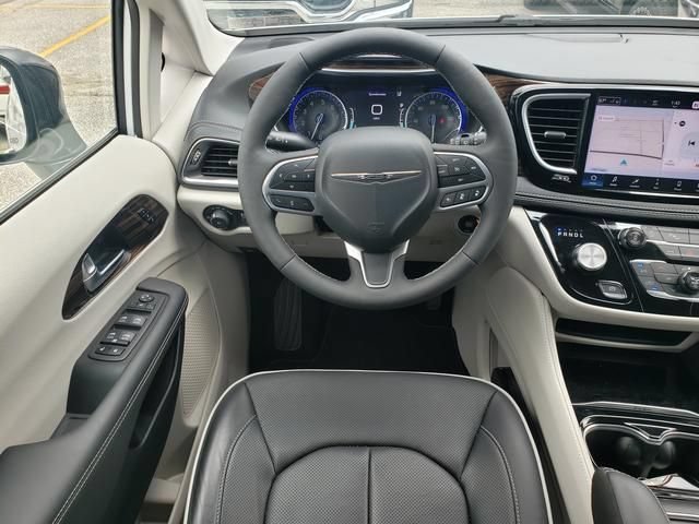 Used 2024 Chrysler Pacifica Limited FWD image 18