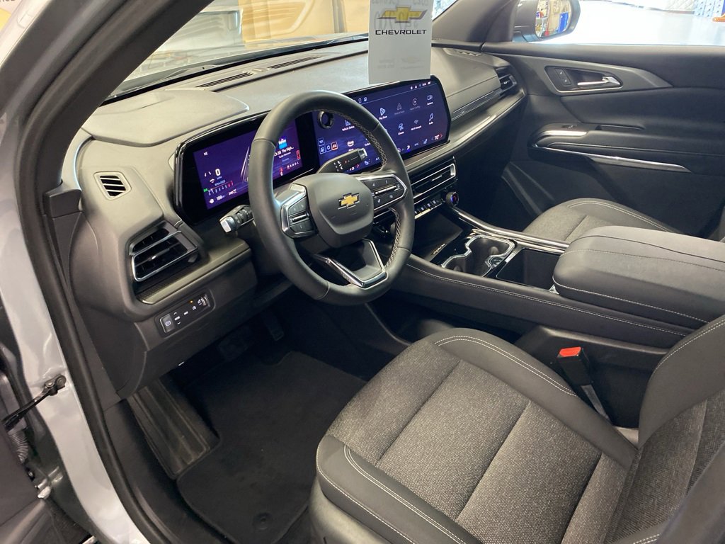 Used 2025 Chevrolet Traverse LT image 12