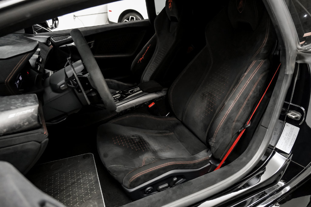 Used 2018 Lamborghini Huracan Performante AWD/4WD image 30