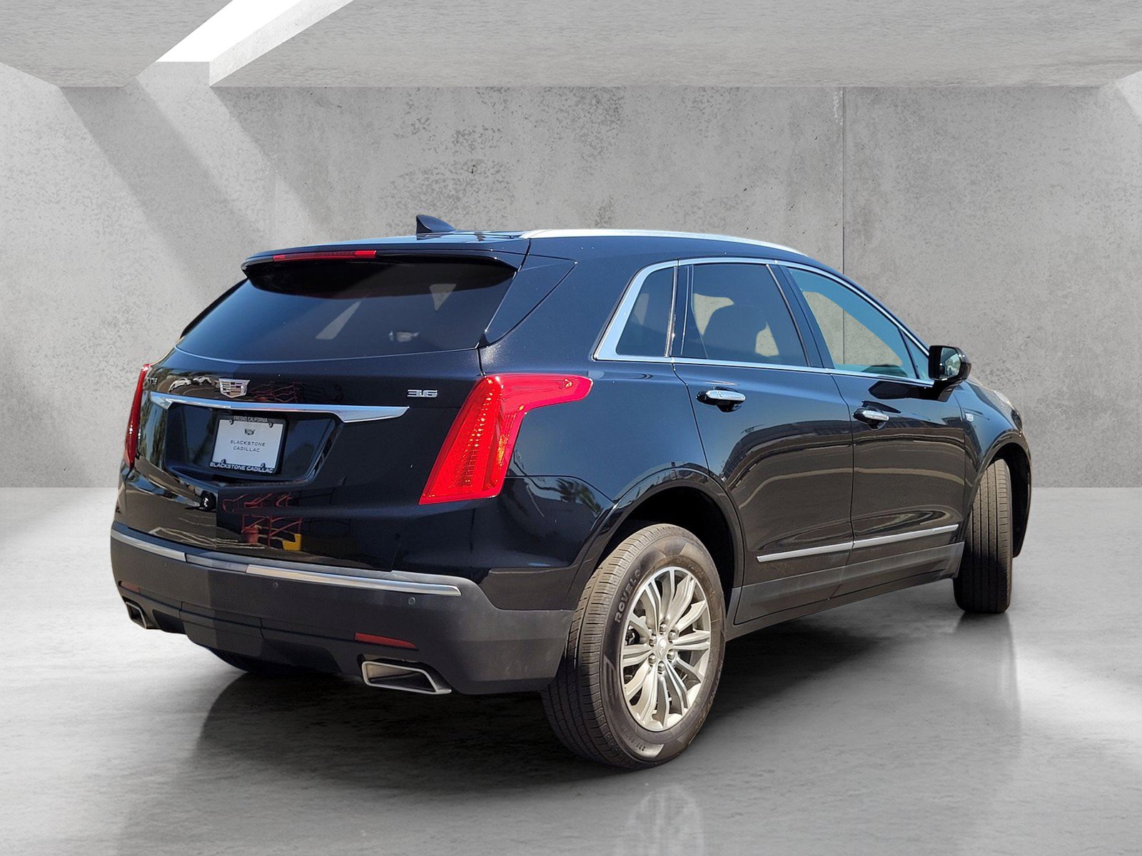 Used 2017 Cadillac XT5 Luxury w/ Driver Awareness Package FWD image 4