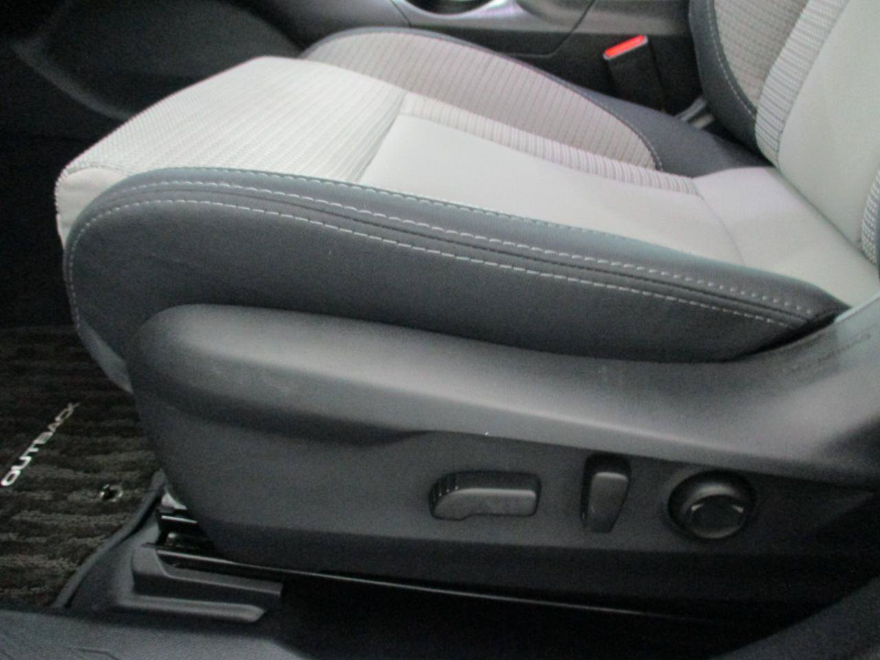 Used 2025 Subaru Outback Premium AWD/4WD image 17