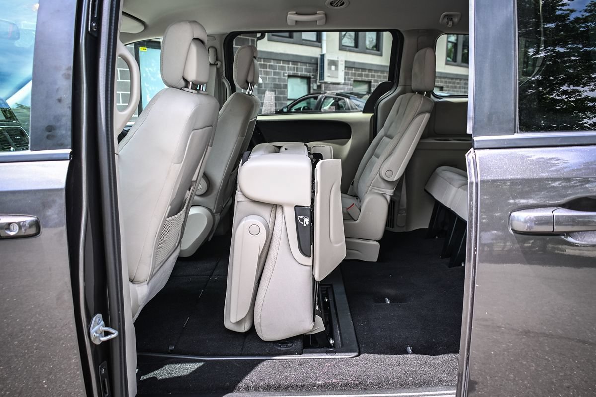 Used 2018 Dodge Grand Caravan SE w/ UConnect Hands-Free Group FWD image 14