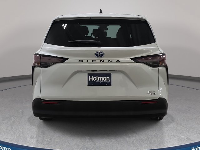 Certified 2024 Toyota Sienna XLE FWD image 6