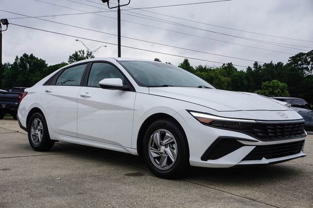 Used 2025 Hyundai Elantra SE FWD image 2