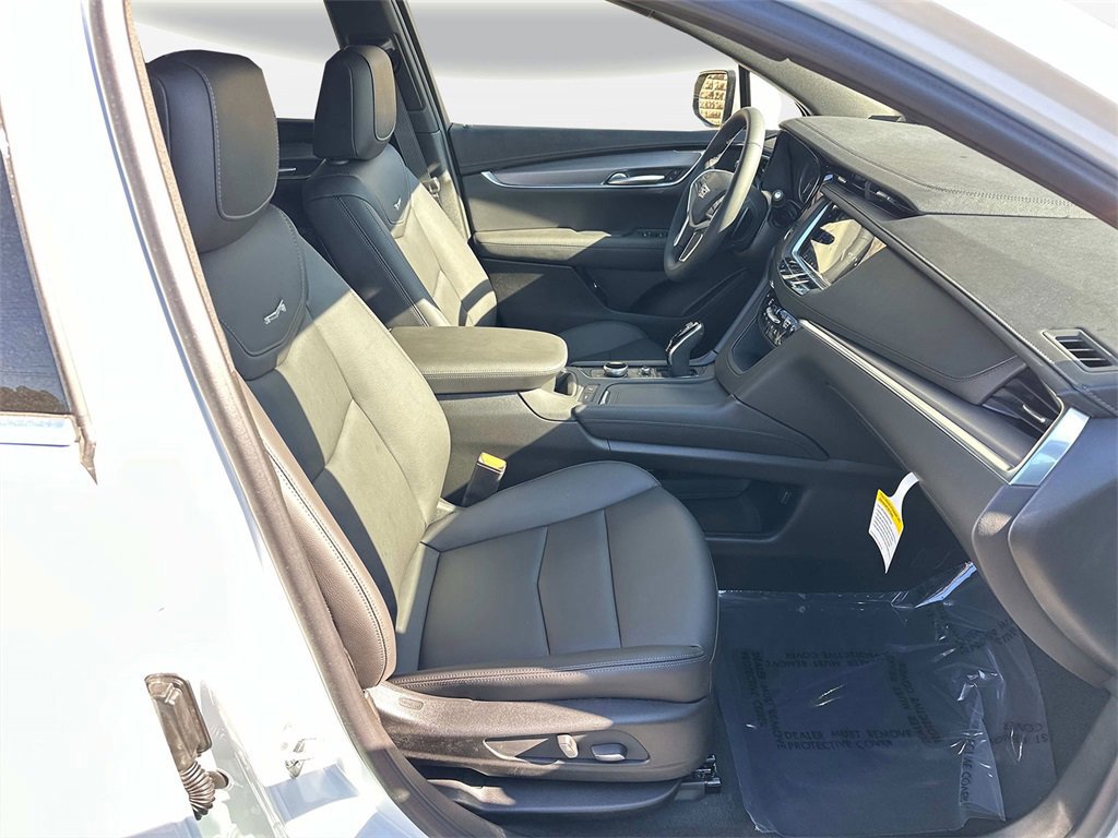 New 2025 Cadillac XT5 Luxury image 9